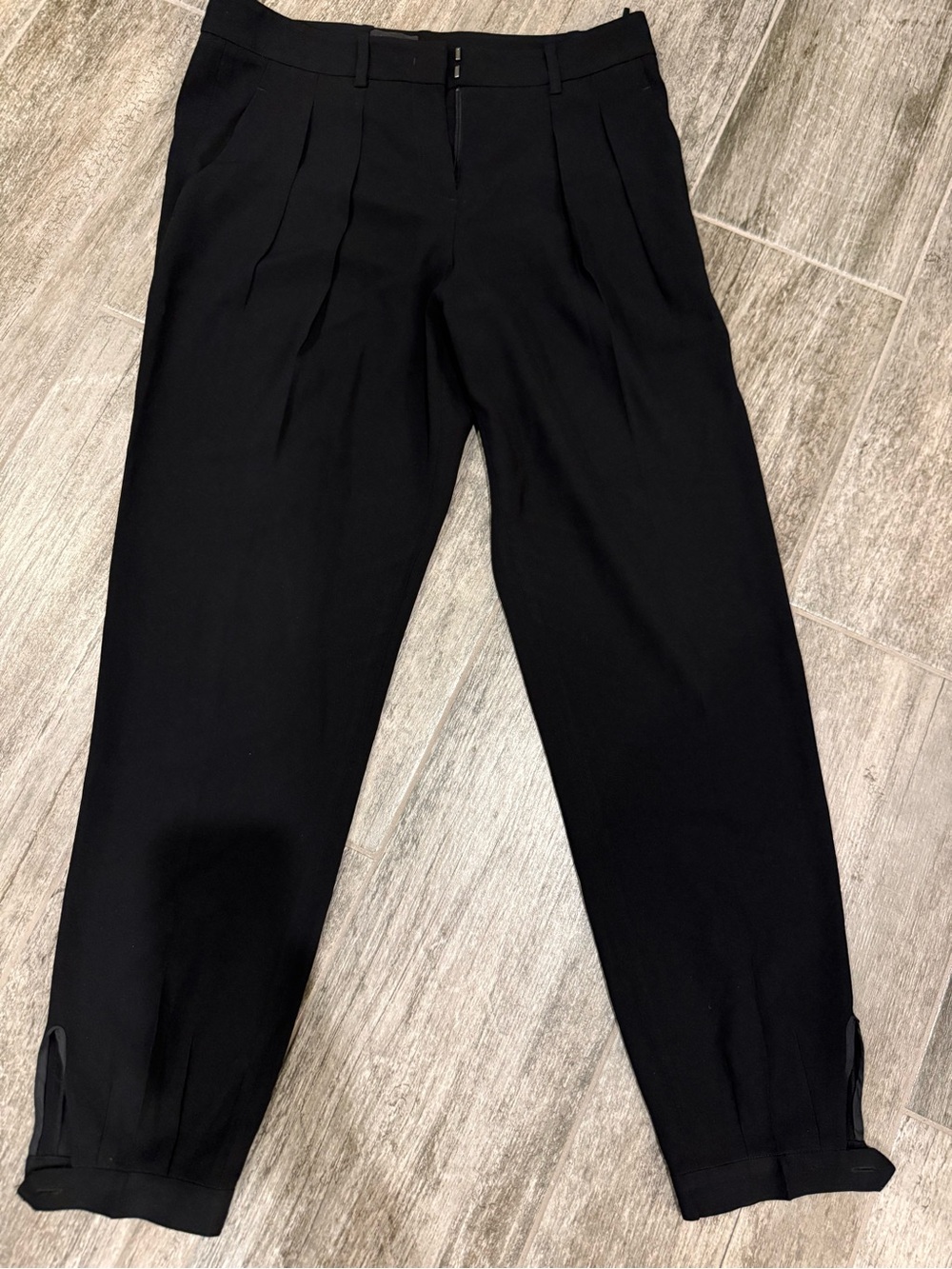 Aritzia Babaton Black Pleated Trousers - size 4